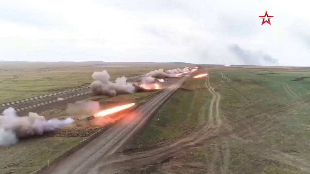 Điều này đồng thời cũng giúp tổ hợp TOS-2 có thể tự hoạt động độc lập, mà không cần tới sự hỗ trợ của phương tiện hậu cần như tổ hợp TOS-1 trước đây.