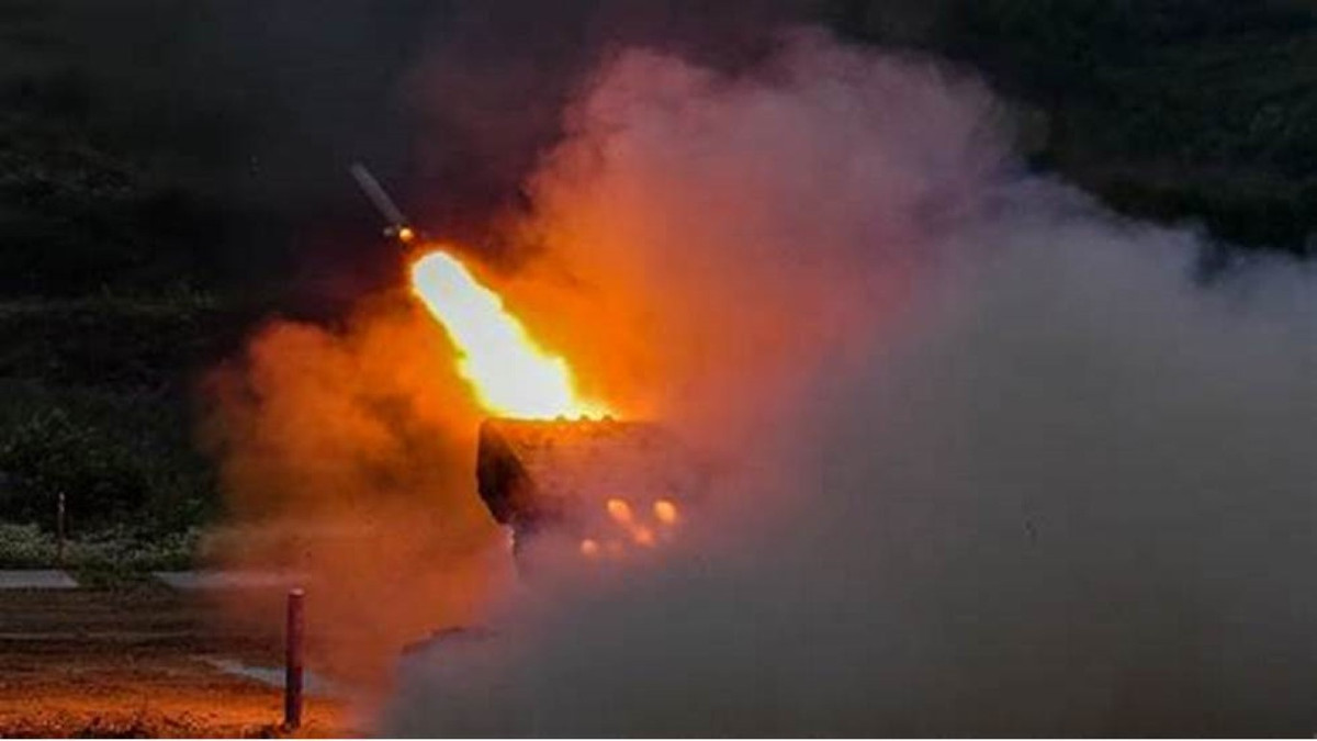 Việc có thể tự hoạt động độc lập, cũng sẽ giúp TOS-2 giảm chi phí vận hành trên chiến trường, qua đó có thể giúp tổ hợp này được trang bị với số lượng lớn trong tương lai. Nguồn ảnh: Pinterest.