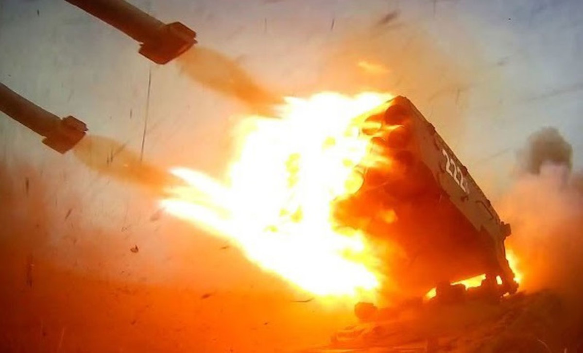 Ngoài ra, việc sử dụng hệ thống khung gầm bánh lốp cũng sẽ khiến TOS-2 Tosochka có tốc độ cao hơn trên đường bằng phẳng, dự trữ hành trình tốt hơn. Trong khi đó, khả năng di chuyển trên địa hình xấu của TOS-1A sẽ tốt hơn với hệ thống bánh xích.