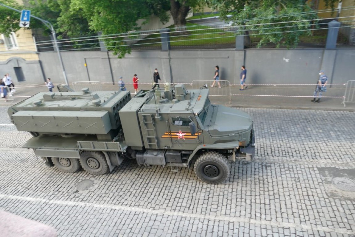Dù có trọng lượng nhẹ và khả năng cơ động cao hơn, tuy nhiên việc đặt TOS-2 trên khung gầm xe tải 6x6, cũng sẽ khiến tổ hợp này có khả năng bọc thép kém hơn so với phiên bản tiền nhiệm.