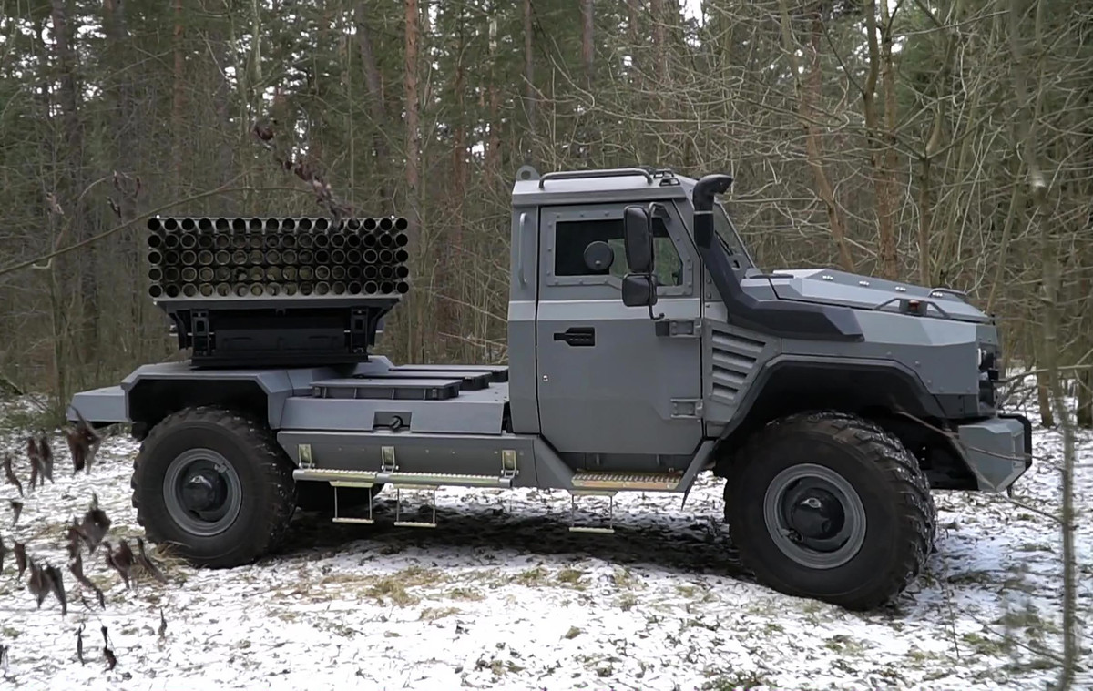 "Những doanh nghiệp thuộc tổ hợp công nghiệp quân sự Belarus, dựa trên kinh nghiệm của các cuộc xung đột vũ trang gần đây đang làm việc để tạo ra phương tiện tác chiến tương đối rẻ tiền nhưng khá hiệu quả".