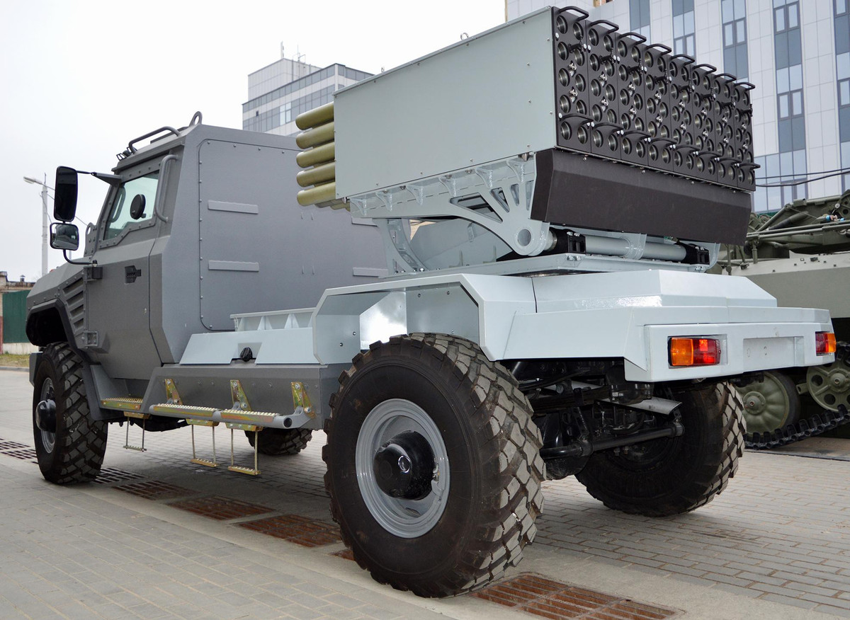 Tổ hợp MLRS Flute của Belarus - nguyên mẫu mà Nga học theo được thiết kế để hỗ trợ hỏa lực cho các đơn vị quân đội và tiêu diệt phương tiện bọc thép cũng như công sự, kho tàng của đối phương. Nó mang theo 80 quả rocket S-8 cỡ 80 mm và có tầm bắn tối đa 5 km.