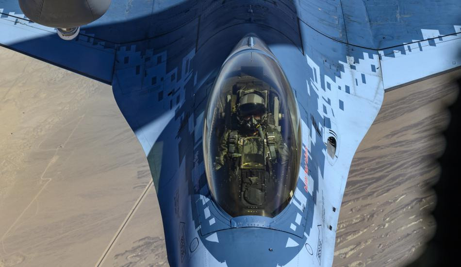 Tùy từng loại tiêm kích hay máy bay ném bom mà vị trí của lỗ nhận nhiên liệu trên không sẽ được đặt ở những khu vực khác nhau.