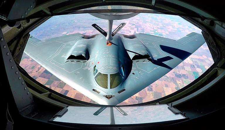 Cận cảnh một pha tiếp liệu trên không của máy bay ném bom B-2 Spirit.