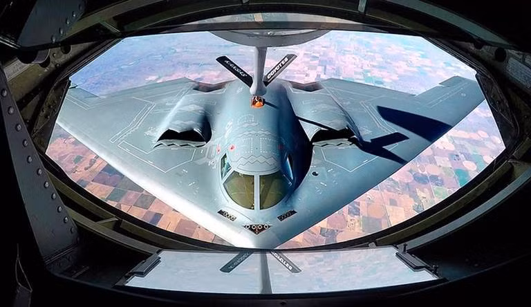 Cận cảnh một pha tiếp liệu trên không của máy bay ném bom B-2 Spirit.