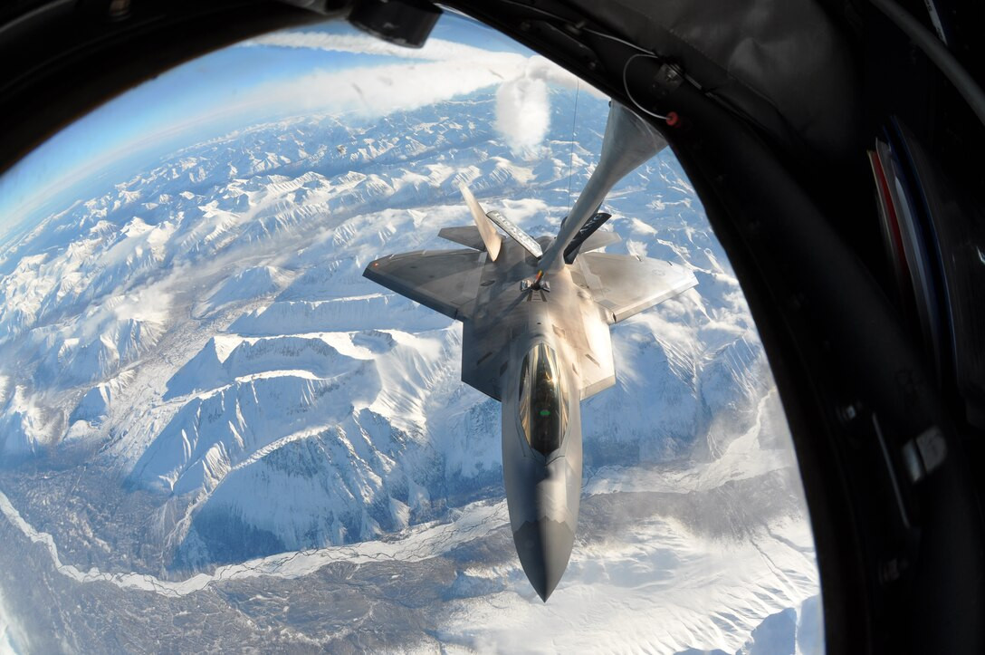 Khi điều kiện thời tiết không tốt, đặc biệt là trong khu vực có nhiều nhiễu loạn khí hoặc tầm nhìn kém, quá trình tiếp liệu trên không có thể sẽ dẫn tới thảm họa.