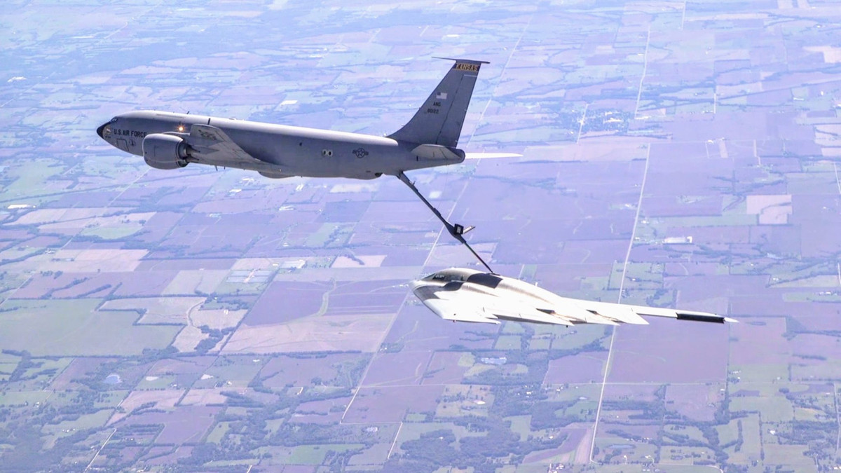 Do loại máy bay này không có cánh đuôi nên việc giữ thăng bằng và giữ đúng vị trí trong suốt quá trình tiếp liệu trên không.