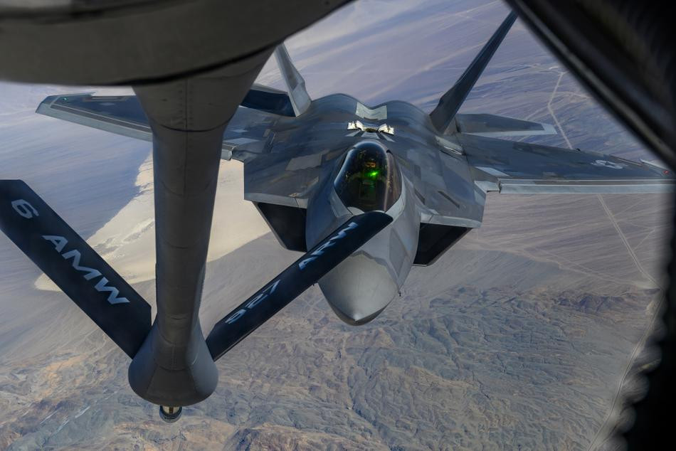 Tương tự, tiêm kích tàng hình thế hệ năm F-22 Raptor cũng đặt lỗ nhận nhiên liệu trên không ở khu vực lưng của máy bay.