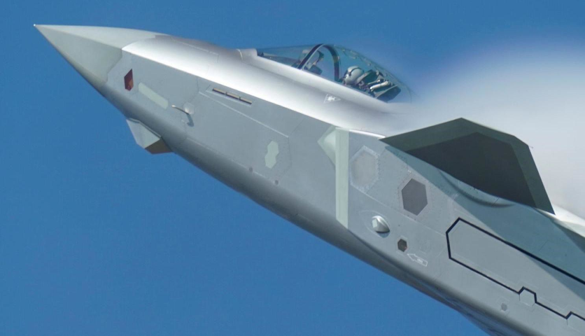 Giới chuyên gia nhận định J-20 là câu trả lời cho F-22 và F-35, hai mẫu tiêm kích tàng hình hàng đầu của Mỹ.