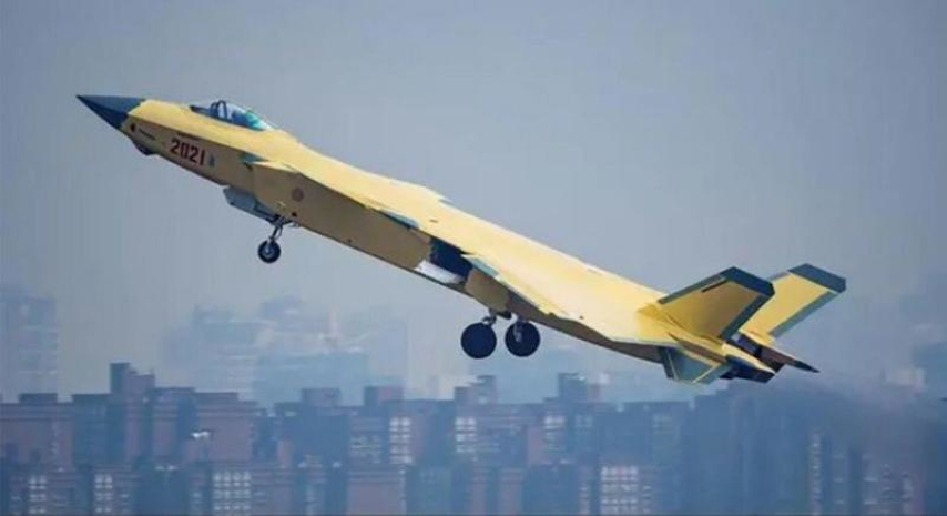 Tuy nhiên dù đánh giá cao bước phát triển của khoa học kỹ thuật hàng không Trung Quốc, nhưng giới phân tích thế giới vẫn cho rằng, xét trên tổng thể tiêu chí thì J-20 "không đủ điều kiện để chung mâm" với F-22, F-35 và Su-57.