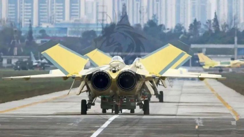 Tiêm kích tàng hình J-20 ban đầu dự kiến trang bị động cơ WS-15 được các kỹ sư thiết kế riêng cho dòng máy bay tàng hình này. Tuy nhiên, ngay sau khi đưa vào thử nghiệm, động cơ WS-15 thể hiện độ tin cậy thấp khi liên tục gặp sự cố, thậm chí phát nổ năm 2015.