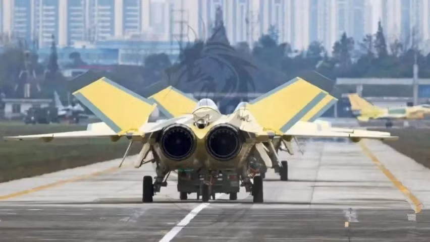 Tiêm kích tàng hình J-20 ban đầu dự kiến trang bị động cơ WS-15 được các kỹ sư thiết kế riêng cho dòng máy bay tàng hình này. Tuy nhiên, ngay sau khi đưa vào thử nghiệm, động cơ WS-15 thể hiện độ tin cậy thấp khi liên tục gặp sự cố, thậm chí phát nổ năm 2015.