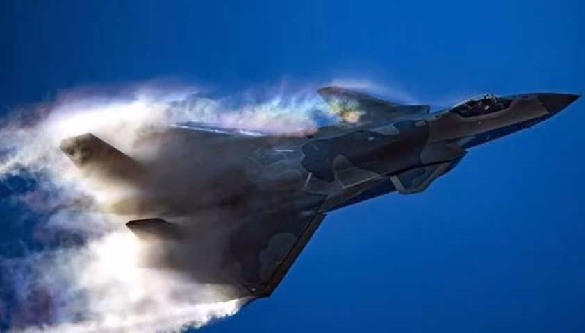 "Tiêm kích J-20 có khả năng tuyệt vời về tính chất khí động và tàng hình. Ngoài ra việc kết hợp với siêu tên lửa mới PL-21 sẽ mang lại sức mạnh vượt trội so với tên lửa P-73 trên Su-57 và tên lửa AIM-120 AMRAAM của F-22", trang Sina nhấn mạnh.