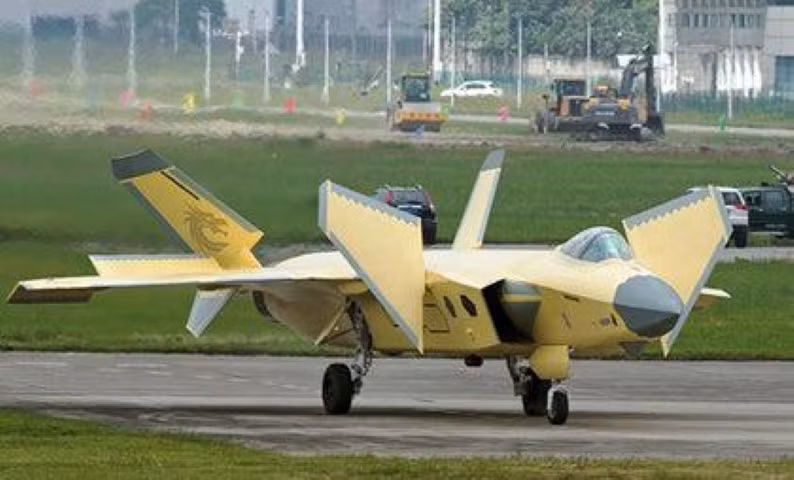 Cựu Tham mưu trưởng không quân Mỹ David Goldfein, năm 2016 nhận định rằng, công nghệ của J-20 mới chỉ sánh được với F-117A, máy bay tàng hình được Mỹ biên chế năm 1983 và loại biên 25 năm sau đó.