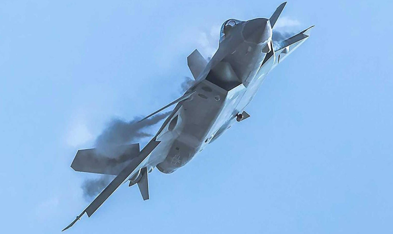 Tiêm kích J-20 cất cánh lần đầu năm 2011 và ra mắt công chúng tại triển lãm hàng không Chu Hải tháng 11/2016. Trung Quốc tuyên bố J-20 đạt tình trạng sẵn sàng chiến đấu năm 2018.