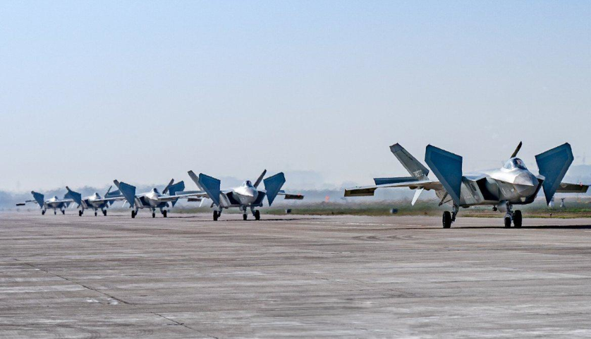 "Tiêm kích J-20 đã trở nên độc đáo với khái niệm bố trí khí động học. Nó khác biệt so với F-22 và F-35 Mỹ, cũng như Su-57 Nga. Máy bay Mỹ có công nghệ tàng hình tuyệt vời, nhưng có vấn đề với khả năng cơ động và do đó chúng không phù hợp để chiến đấu gần. Tiêm kích Su-57 thì ngược lại - tính khí động học tuyệt vời, nhưng không có công nghệ tàng hình", trang Sina của Trung Quốc viết.