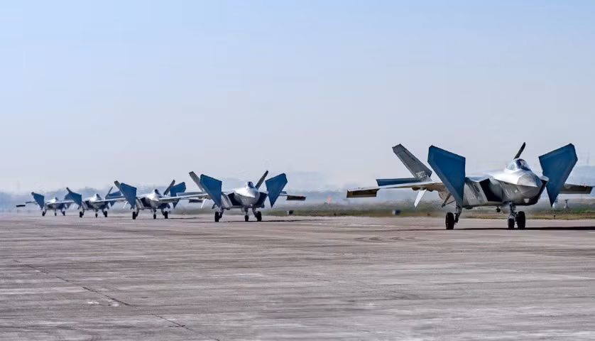 "Tiêm kích J-20 đã trở nên độc đáo với khái niệm bố trí khí động học. Nó khác biệt so với F-22 và F-35 Mỹ, cũng như Su-57 Nga. Máy bay Mỹ có công nghệ tàng hình tuyệt vời, nhưng có vấn đề với khả năng cơ động và do đó chúng không phù hợp để chiến đấu gần. Tiêm kích Su-57 thì ngược lại - tính khí động học tuyệt vời, nhưng không có công nghệ tàng hình", trang Sina của Trung Quốc viết.