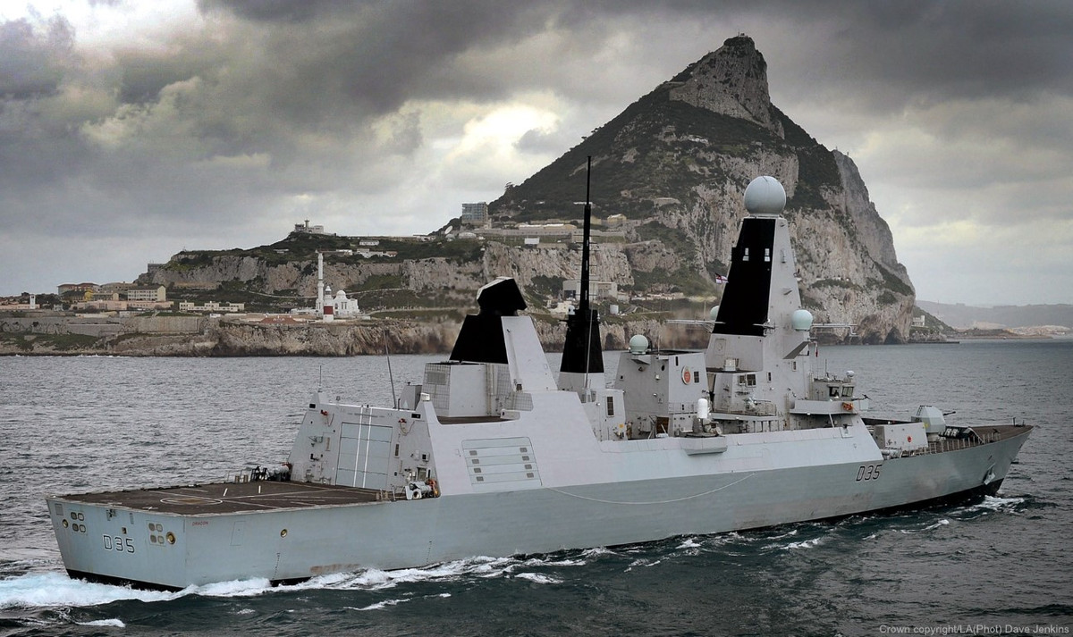 Tàu có độ giãn nước tối đa lên tới 9400 tấn, dài 152 mét, được trang bị hai động cơ của Rolls-Royce cho phép nó di chuyển được với tốc độ tối đa 59 hải lý/giờ.