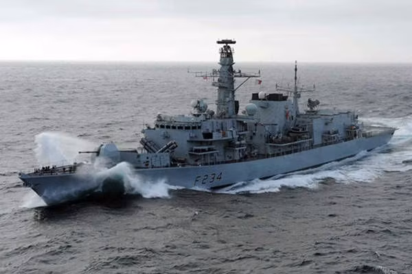 Tàu chiến Type 23 cũng được trang bị một hải pháo 114mm, 2 pháo DS30mm, 2 súng máy cao tốc Minigun và 4 khẩu súng máy loại thường.