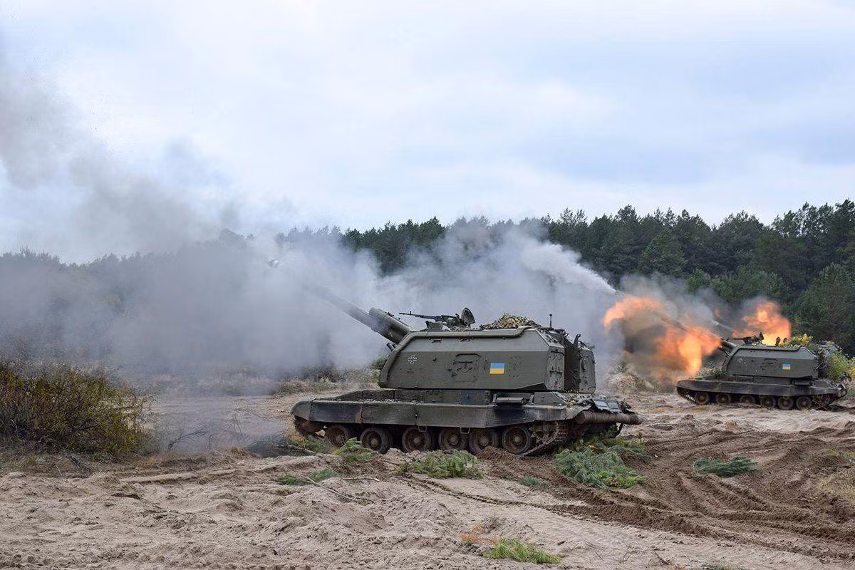Không chỉ có những trận pháo kích dữ dội vào ngày 6/2, trước đó nguồn tin quân sự cũng chỉ ra việc lực lượng vũ trang Ukraine dồn số lượng lớn pháo phản lực phóng loạt và tên lửa đạn đạo chiến thuật về phía giới tuyến tạm thời.