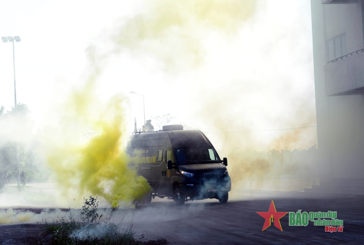 Các xe chuyên dụng làm công tác trinh sát nhiễm xạ, nhiễm độc nhanh chóng có mặt tại hiện trường.