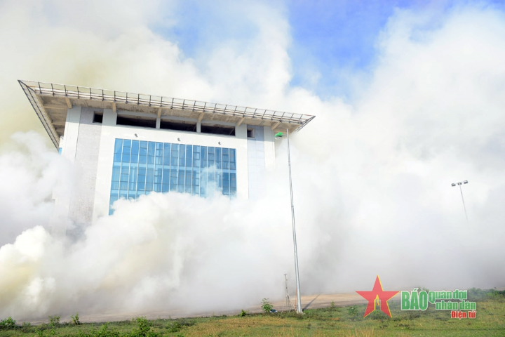 Cùng với đó, trong tình huống diễn tập, bộ đội hóa học tiếp tục thực hiện nhiệm vụ trinh sát chất độc, chất phóng xạ và tiến hành tiêu tẩy với tình huống giả định toàn bộ mục tiêu cảng hàng không và ga tàu hỏa bị nhiễm độc, nhiễm xạ.