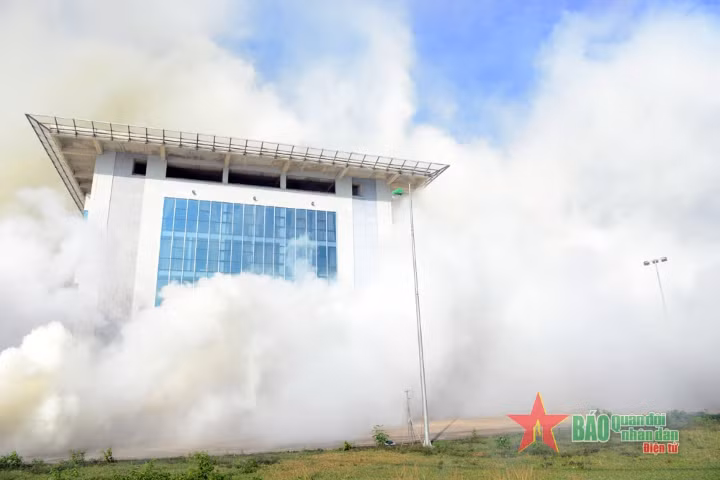 Cùng với đó, trong tình huống diễn tập, bộ đội hóa học tiếp tục thực hiện nhiệm vụ trinh sát chất độc, chất phóng xạ và tiến hành tiêu tẩy với tình huống giả định toàn bộ mục tiêu cảng hàng không và ga tàu hỏa bị nhiễm độc, nhiễm xạ.