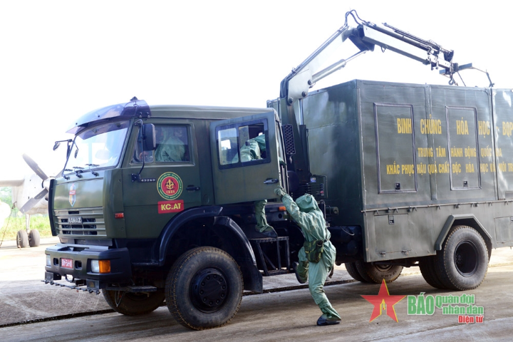 Sau khi có kết quả trinh sát, xe chuyên dụng tiếp cận tiến hành công tác tiêu tẩy.