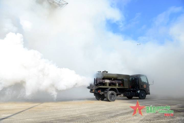 Chỉ sau ít phút từ khi phát lệnh, cả một cảng hàng không rộng lớn và một ga tàu hỏa đã “biến mất” dưới làn khói ngụy trang do bộ đội “vòi voi” tạo ra.