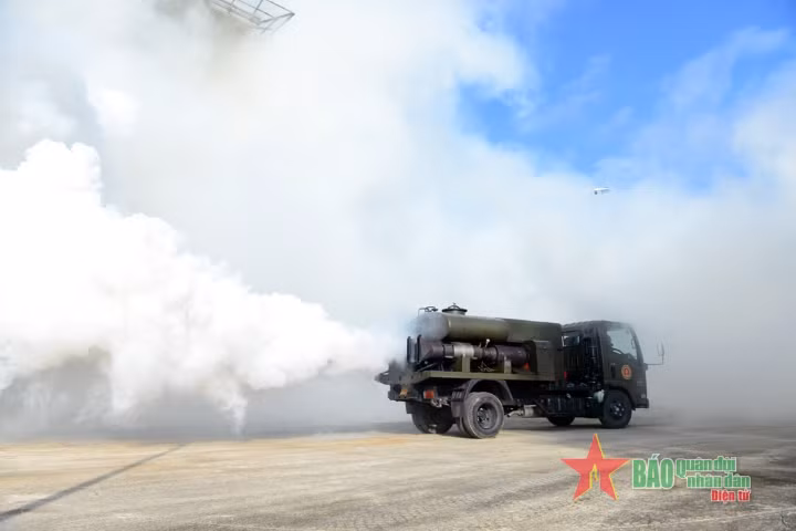 Chỉ sau ít phút từ khi phát lệnh, cả một cảng hàng không rộng lớn và một ga tàu hỏa đã “biến mất” dưới làn khói ngụy trang do bộ đội “vòi voi” tạo ra.