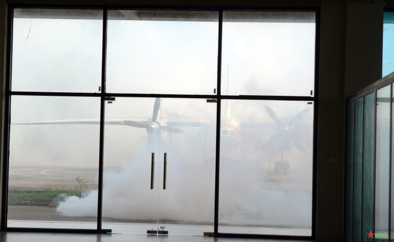 Bên ngoài, những chiếc máy bay cũng dần chìm dưới màn khói.