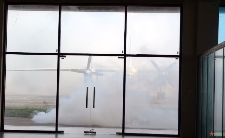 Bên ngoài, những chiếc máy bay cũng dần chìm dưới màn khói.