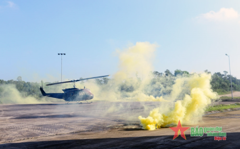 Ở tình huống thứ hai, khi cảng hàng không và nhà ga tàu hỏa bị nhiễm độc, nhiễm xạ.