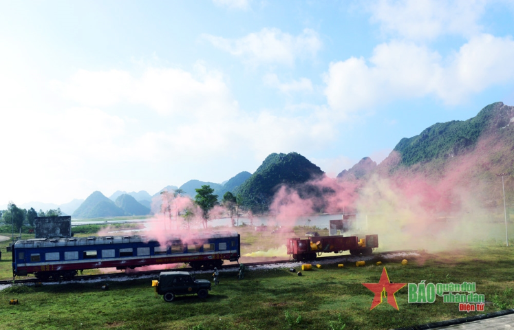 Những toa tàu dưới màn khói độc.