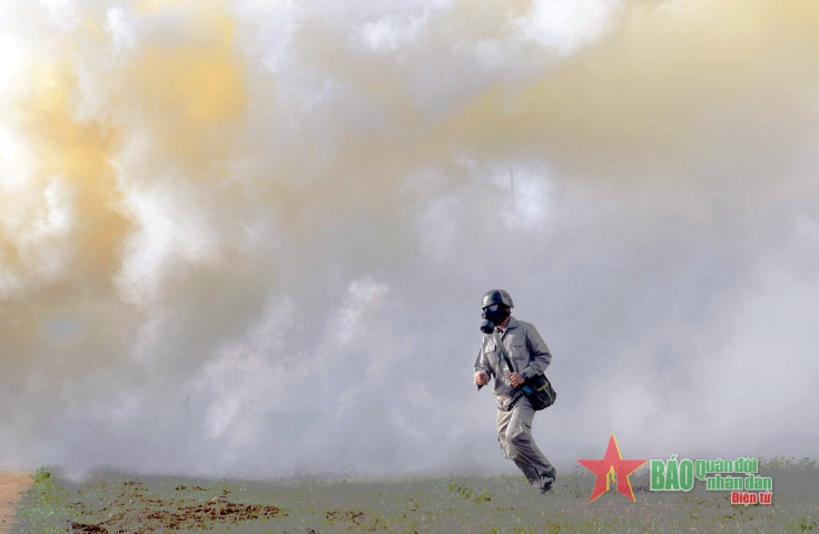 Khi mục tiêu được bảo vệ đã “biến mất” dưới màn khói, chiến sĩ cơ động về điểm tập kết.