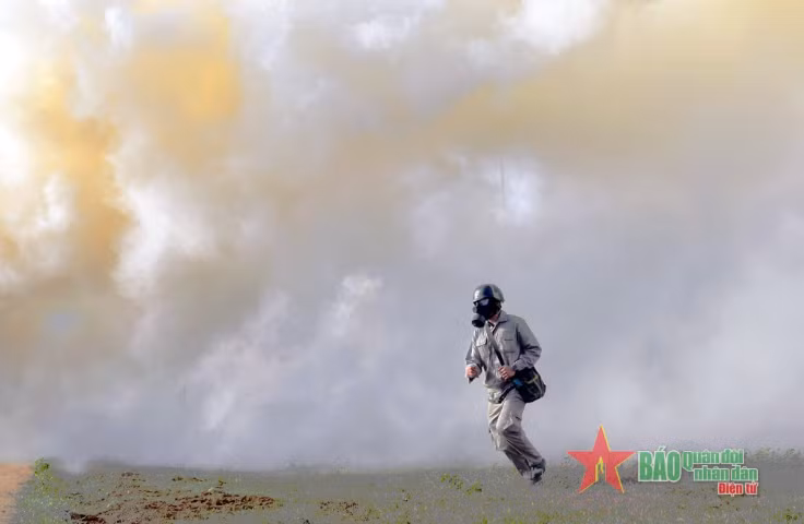 Khi mục tiêu được bảo vệ đã “biến mất” dưới màn khói, chiến sĩ cơ động về điểm tập kết.