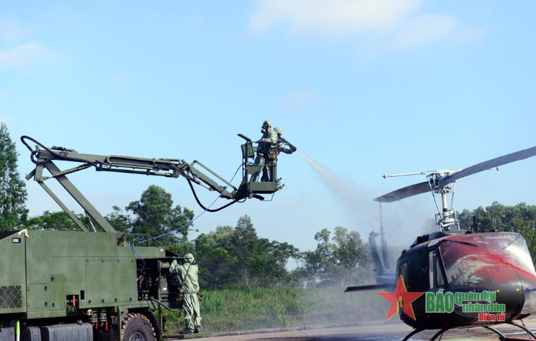 Sử dụng cả xe thang để tiêu tẩy diện rộng từ trên cao.