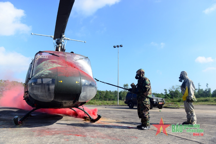 Chiến sĩ tiến hành tiếp cận và trinh sát.