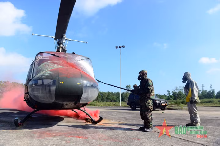 Chiến sĩ tiến hành tiếp cận và trinh sát.