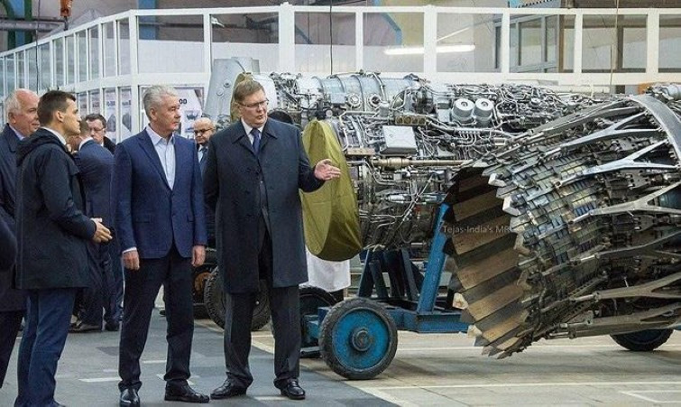 Dù Nga đã đổ không ít tiền bạc và chất xám, nhưng tới nay động cơ Izdeliye 30 vẫn chưa đạt được hiệu suất và độ ổn định như mong đợi. Hình ảnh một chiếc Su-57 thủ nghiệm trang bị động cơ Izdeliye 30 bị cháy khi cất cánh.