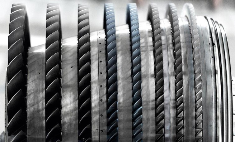 Kiểu bố trí này cũng mang lại khả năng siêu hành trình cho dòng Su-57, giúp chúng đạt tốc độ siêu âm mà không cần bật chế độ đốt tăng lực, giảm lượng tiêu thụ nhiên liệu và tín hiệu nhiệt phát ra từ máy bay.