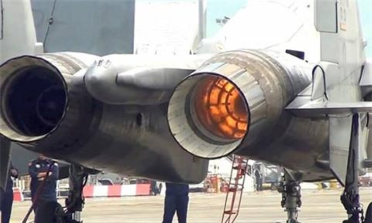 Một số ý kiến cho rằng ngân sách quốc phòng là điểm mấu chốt khiến cho dự án nghiên cứu động cơ Izdeliye 30 gặp khó khăn. Nền kinh tế Nga vẫn đang trong giai đoạn suy thoái sau thời kỳ tăng trưởng đầy mạnh mẽ.