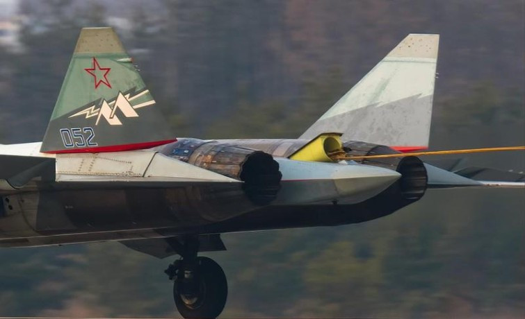 Thiếu động cơ dành riêng cho chiến đấu cơ thế hệ thứ 5, Su-57 và cả Su-75 chỉ là những tiêm kích thế hệ thứ 5 không trọn vẹn. Hình ảnh chiếc Su-57 mang số hiệu 052 đang bay với hai động cơ AL-41F phía trên và Izdeliye 30 phía dưới.