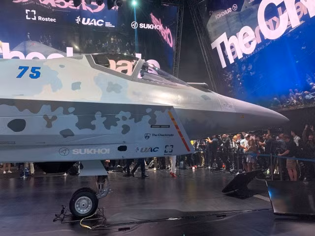 Tuy nhiên, ngay khi chiến đấu cơ Chiếu Tướng ra mắt, nhiều ý kiến đã cho rằng với khoang lái được bố trí khá thấp, phi công sẽ bị khuất tầm nhìn về phía sau.