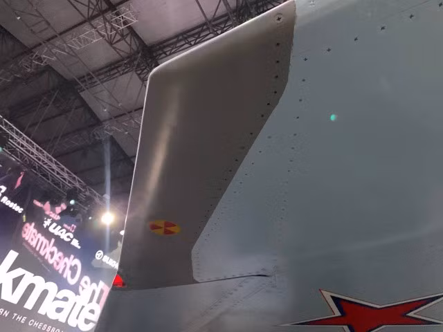 Điểm đặc biệt của Su-LTS đó là nó không có cánh bằng ở đuôi, đuôi máy bay được thiết kế theo dạng chữ V.