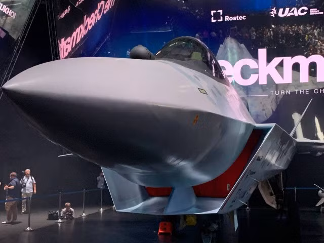 Theo những hình ảnh được truyền thông Nga đăng tải, tiêm kích Checkmate chỉ có một động cơ, họng hút gió được đặt dưới bụng máy bay.