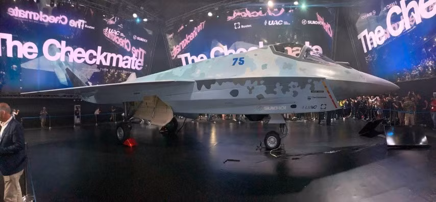 Mặc dù vậy nhà sản xuất lại khẳng định, Checkmate có áp dụng những công nghệ hàng không hiện đại nhất, sức mạnh tiệm cận tiêm kích thế hệ 6, do vậy phi công sẽ được hỗ trợ rất nhiều nhờ vào các hệ thống thông minh, thậm chí có cả trí thông minh nhân tạo.