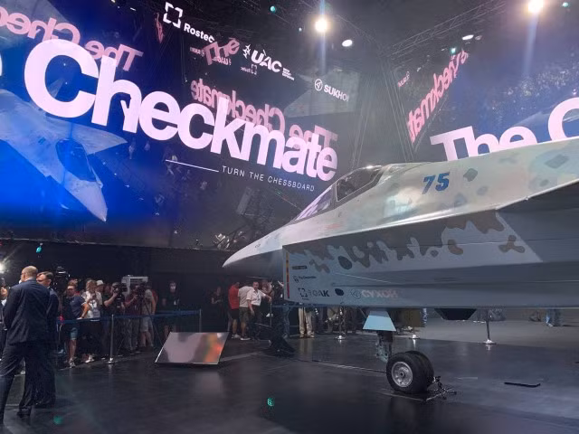 Đêm qua theo giờ Hà Nội, tiêm kích Chiếu Tướng của Nga đã chính thức được ra mắt. Chiến đấu cơ này có định danh Su-LTS và chỉ có duy nhất một động cơ.