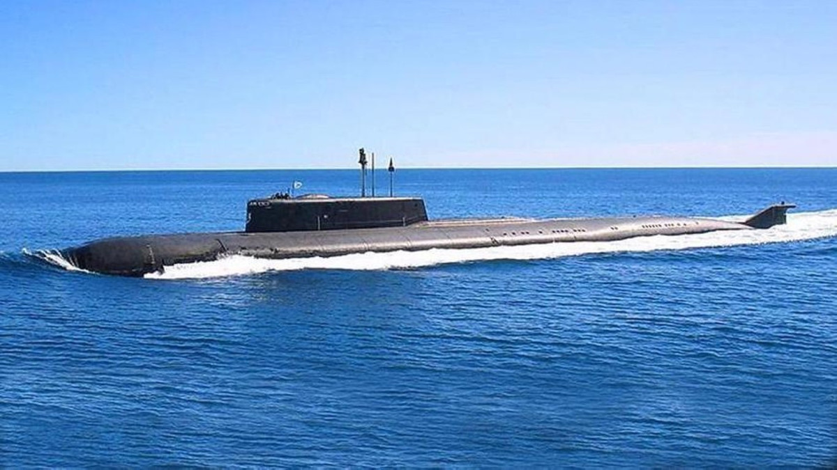 Tuy nhiên nghi ngờ ngay lập tức đã xuất hiện khi Cơ quan nghiên cứu đáy biển Nga không hề tỏ ra quan tâm tới các tàu ngầm này, chẳng có một đại diện nào của GUGI tham dự lễ đặt thép cho cả hai con tàu nói trên.