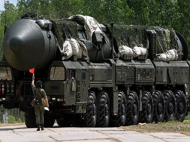 Đang có xu hướng tin rằng một chiếc xe đầu kéo KamAZ mạnh mẽ, hoặc một chiếc ô tô từ Nhà máy Bryansk sẽ trở thành nền tảng mang vác đầy hứa hẹn cho vũ khí mới, bởi vì kích thước của Kedr khó có thể khác Topol-M hay Yars.